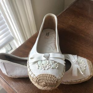 Flat espadrille shoe. Cream canvas
